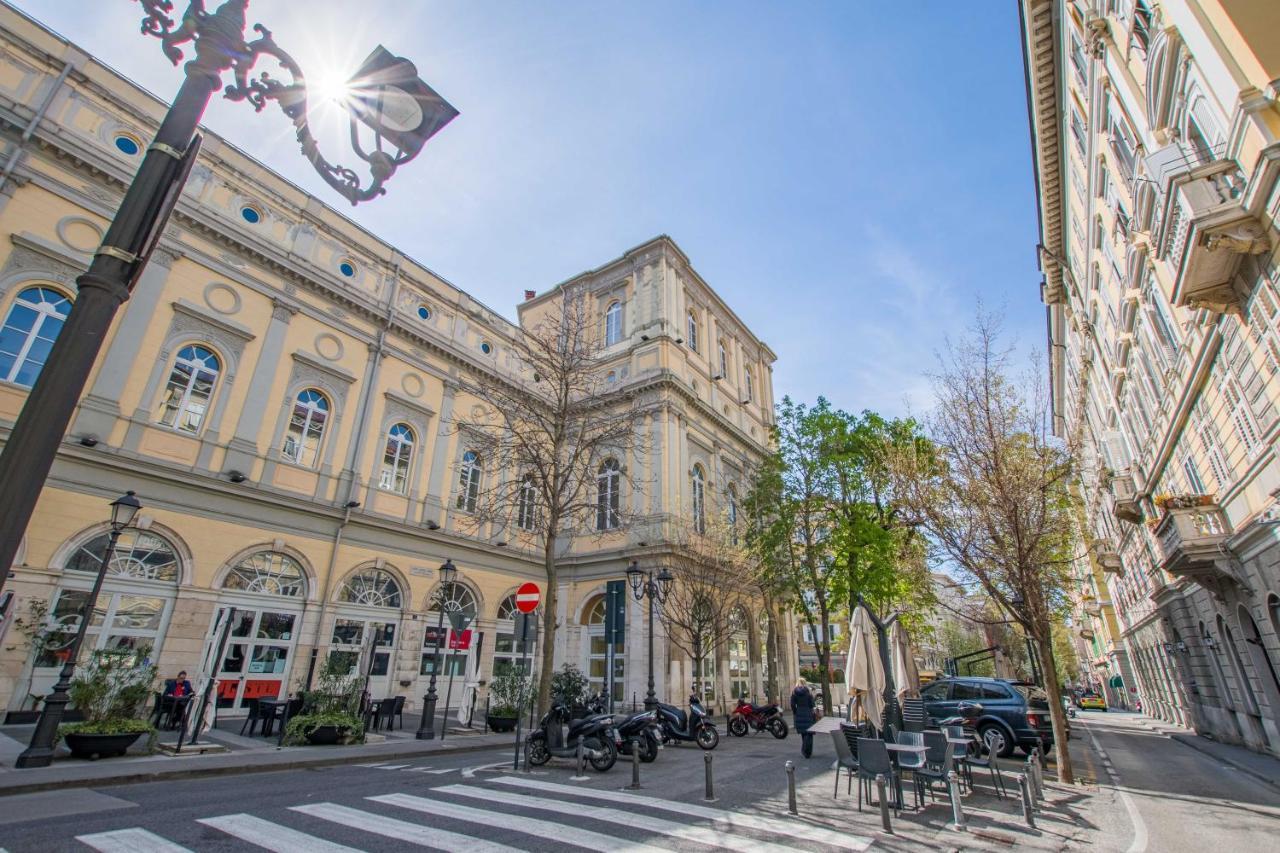 Casa Vacanze Al Teatro Trieste Exterior foto